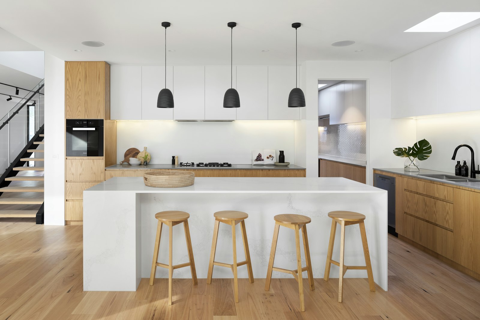 Una isla de cocina con electrodomésticos al fondo
